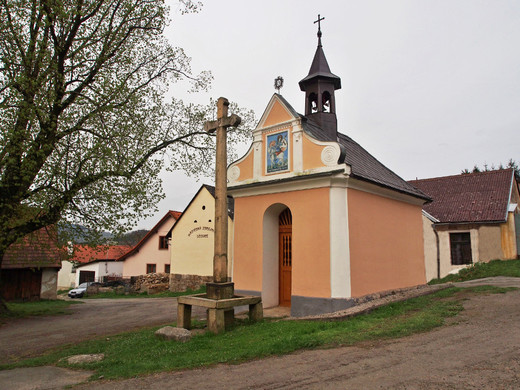 Lčovice náves kaplička P4301546.jpg