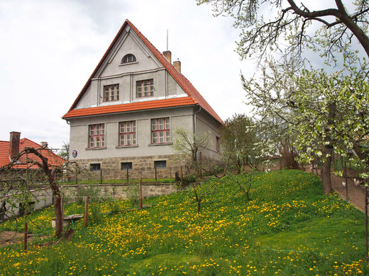 Lčovice škola P4301553.jpg
