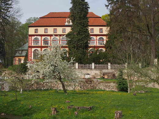 Lčovice zámek P4291522.jpg